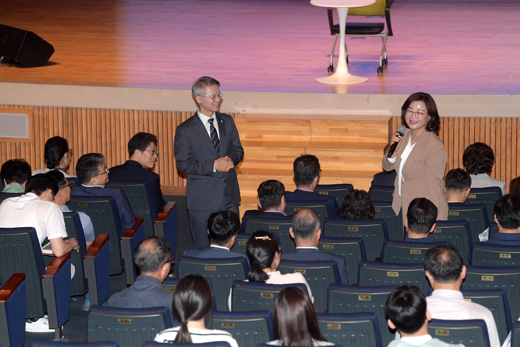 민형배 전남광주통합특별시장이 3일 광주청사 대회의실에서 열린 ‘공감 톡톡’에서 공직자들과 대화하고 있다. /전남광주통합특별시 제공