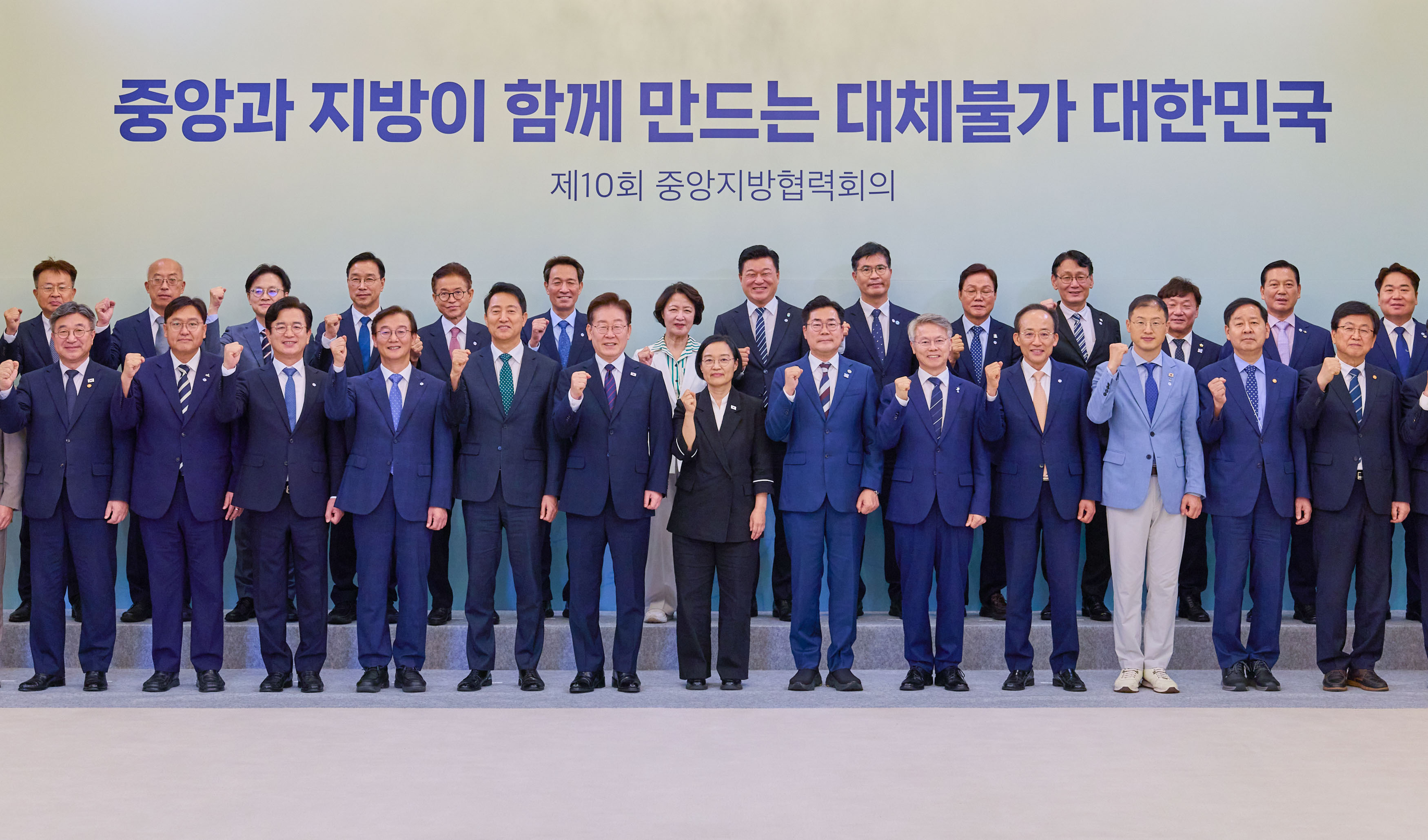 민형배 전남광주통합특별시장이 26일 오후 청와대에서 이재명 대통령 주재로 열린 ‘제10회 중앙지방협력회의’에 참석해 대통령, 16개 시도지사, 지방 4대 협의체 회장, 국무총리 및 주요 부처 장관 등과 기념촬영을 하고 있다. /청와대 제공