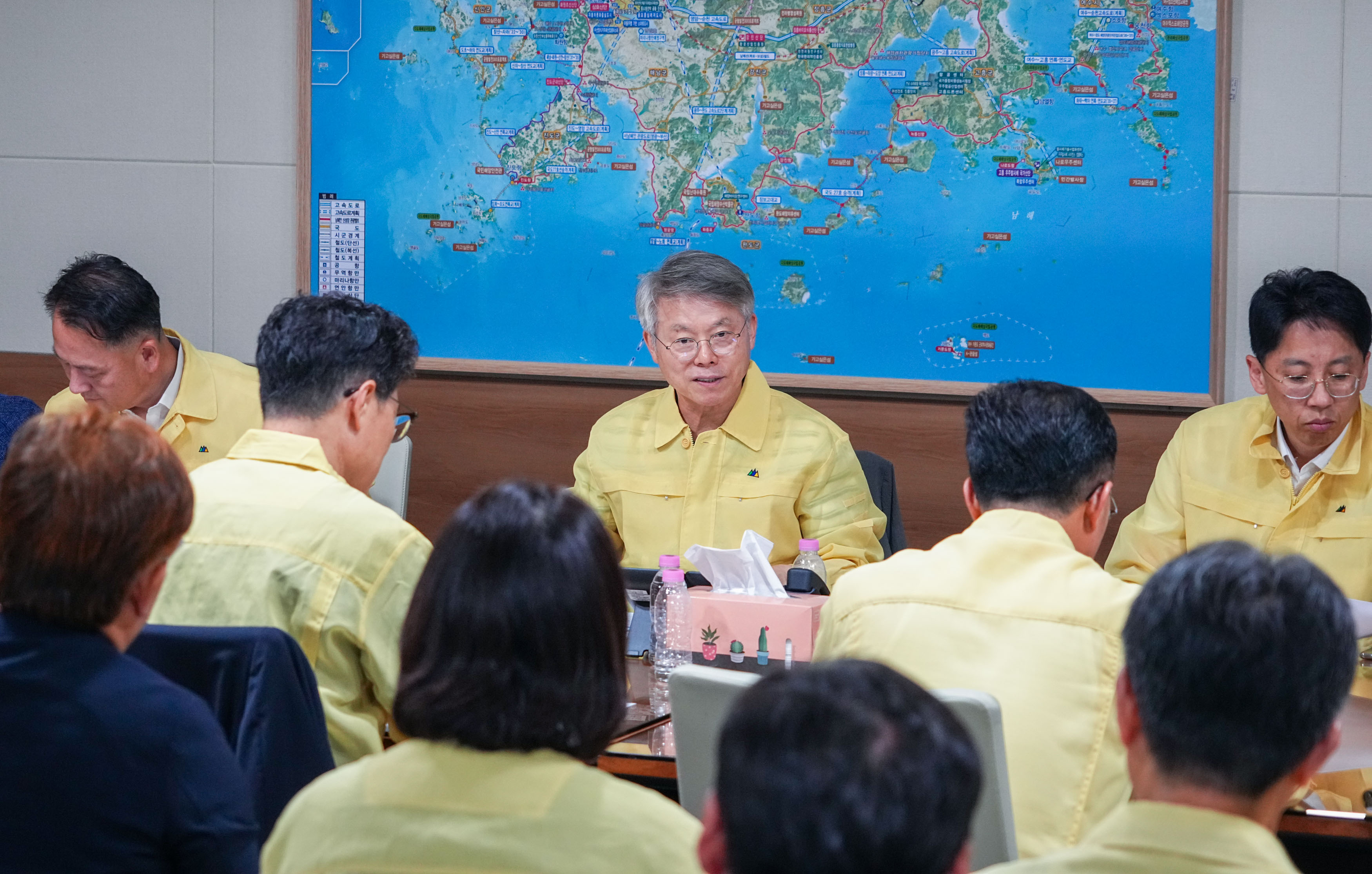 민형배 전남광주통합특별시장이 5일 오후 광주청사 집무실에서 간부 공무원들과 폭염·가뭄 비상대책회의를 주재하고 있다. /전남광주통합특별시 제공