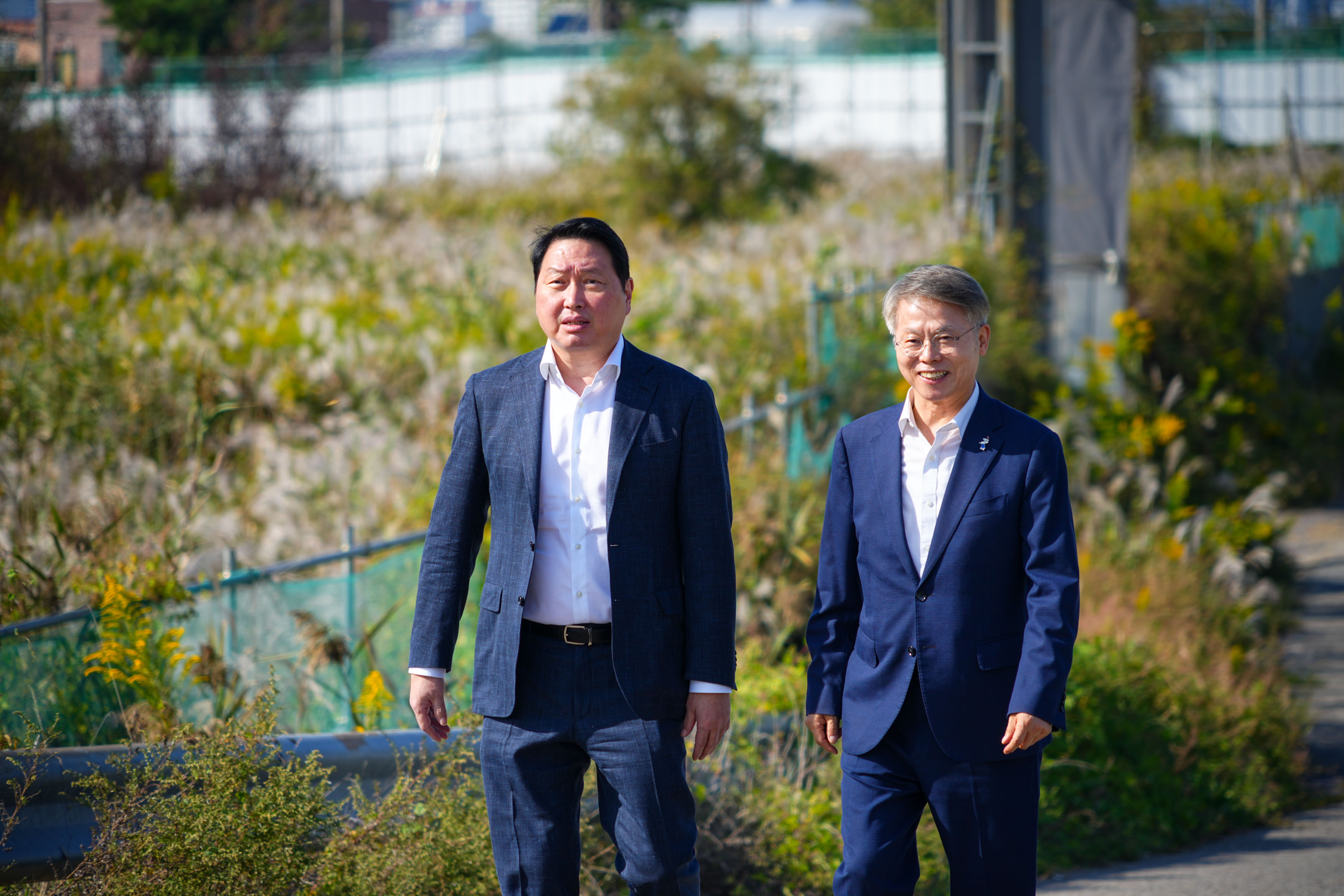민형배 전남광주통합특별시장과 최태원 SK그룹 회장이 지난 10월9일 오후 군공항과 탄약고 이전 예정지를 찾아 서남권 반도체 클러스터 부지를 점검하고 있다./전남광주통합특별시 제공
