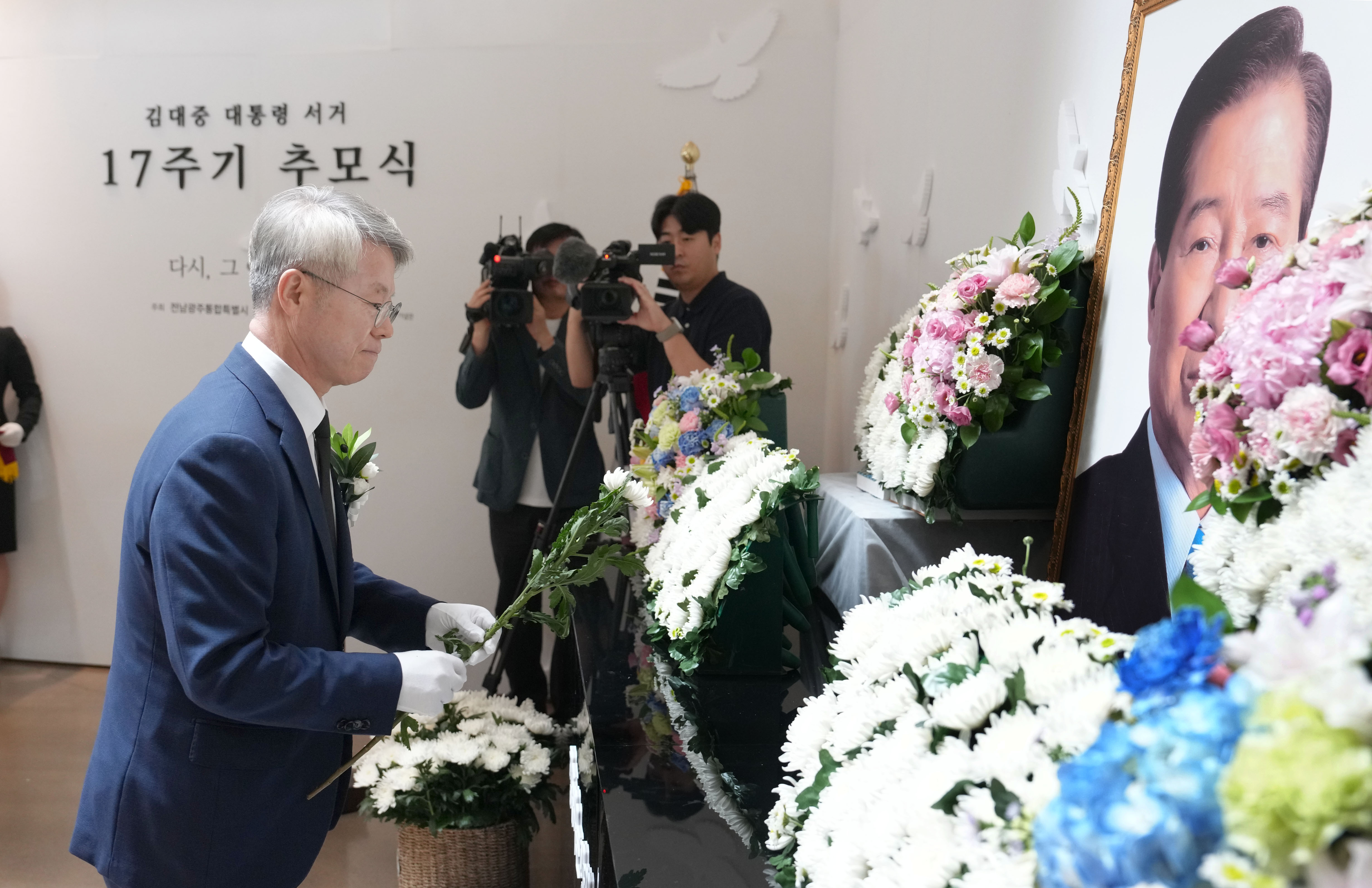 민형배 전남광주통합특별시장이 18일 목포시 김대중노벨평화상기념관서 열린 김대중 대통령 서거 17주기 추모식 행사에서 헌화를 하고 있다.