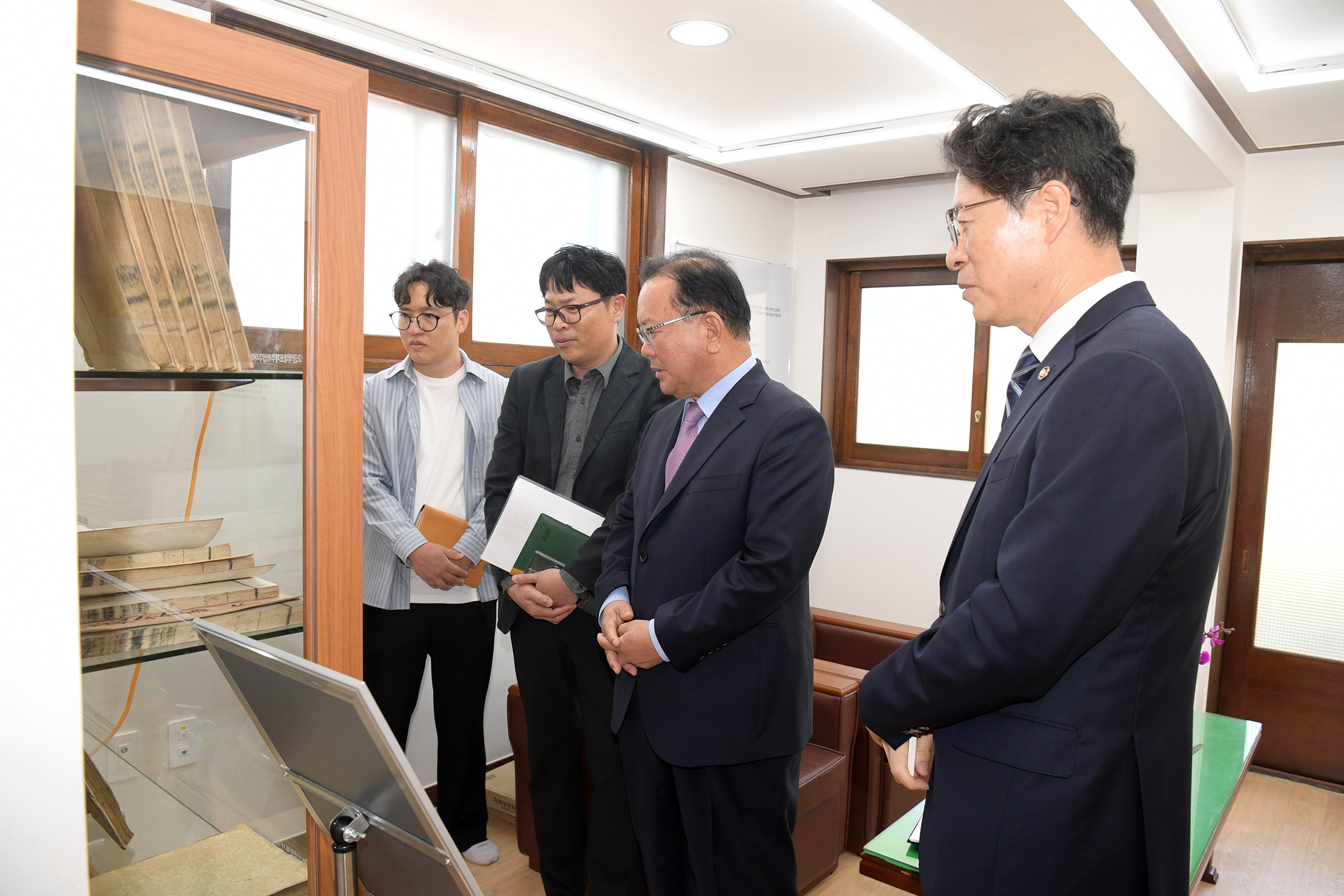 황기연 광주특별시 행정문화부시장이 21일 오후 고 홍남순 변호사 가옥 복원 기념식에 참석하여 복원된 가옥을 살펴보고 있다. /전남광주통합특별시 제공