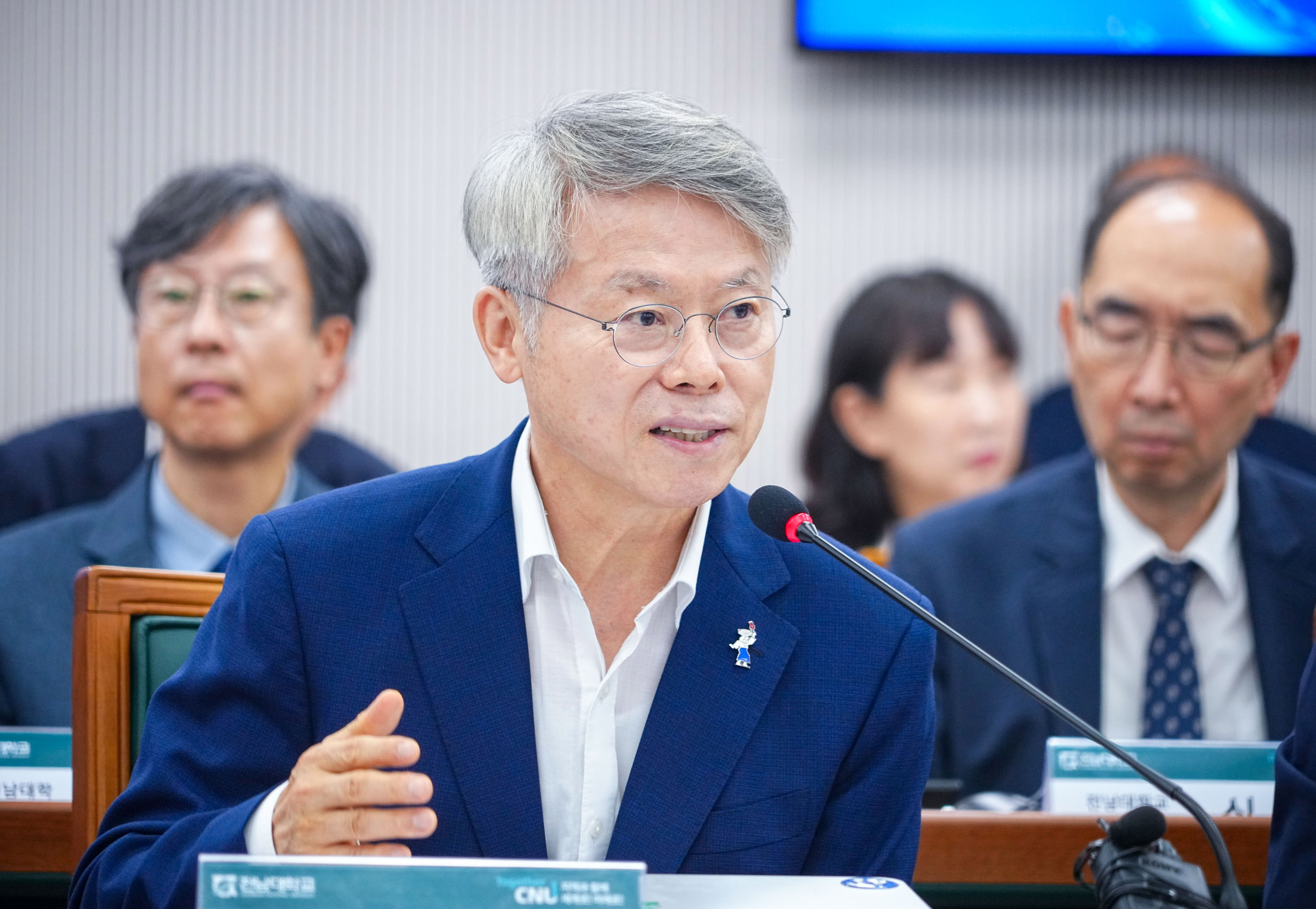 민형배 전남광주통합특별시장이 31일 오전 북구 전남대학교에서 열린 ‘반도체 산업 인재양성 협력회의’에 참석해 지·산·학 반도체 산업 인재양성 협력 방안을 논의하고 있다./전남광주통합특별시 제공