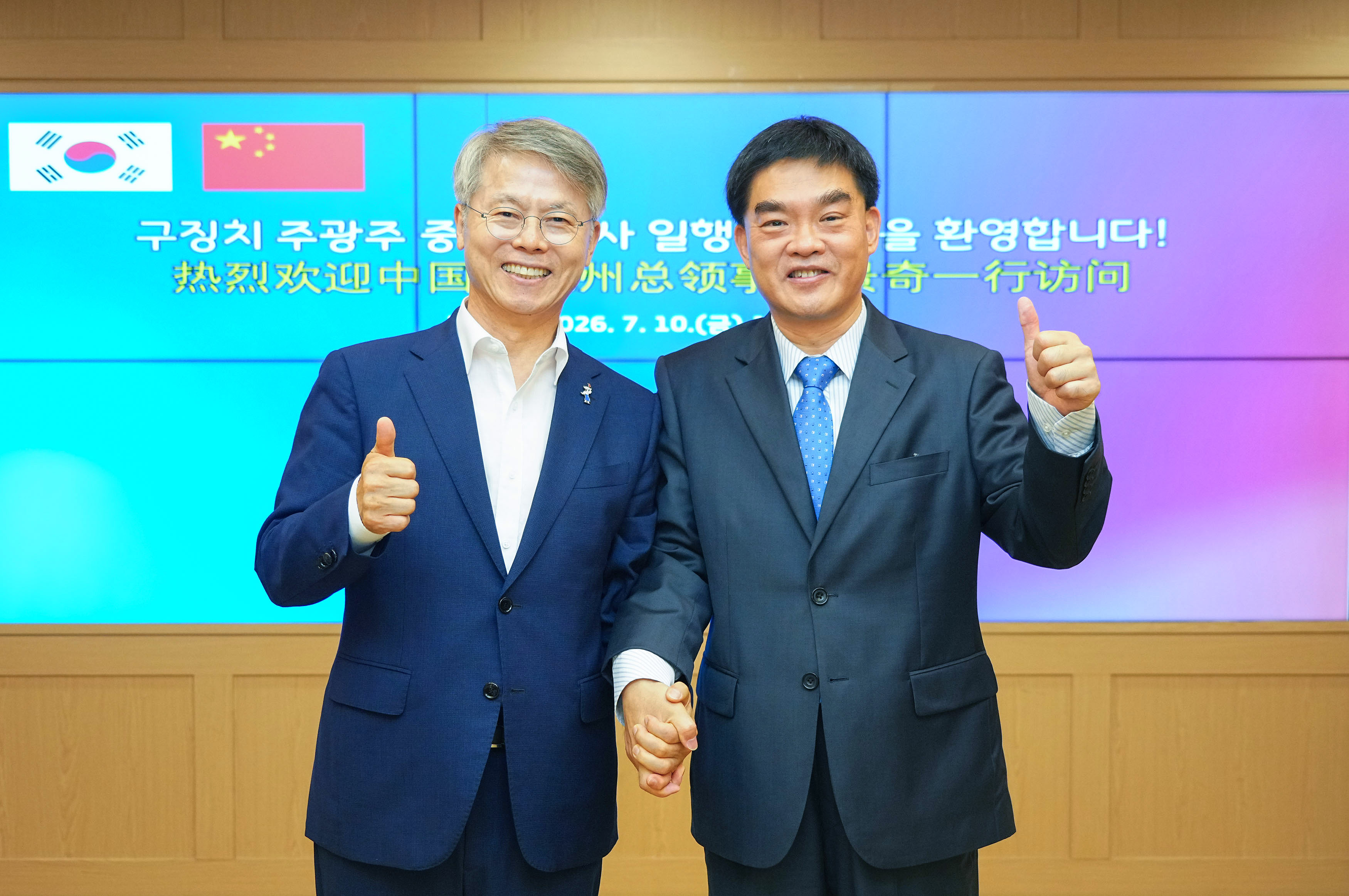민형배 전남광주통합특별시장이 10일 오후 광주청사 비즈니스룸에서 구징치 주광주 중국총영사를 접견하고 전남광주특별시와 중국 간 교류협력 방안을 논의한 뒤 기념촬영을 하고 있다./전남광주통합특별시 제공