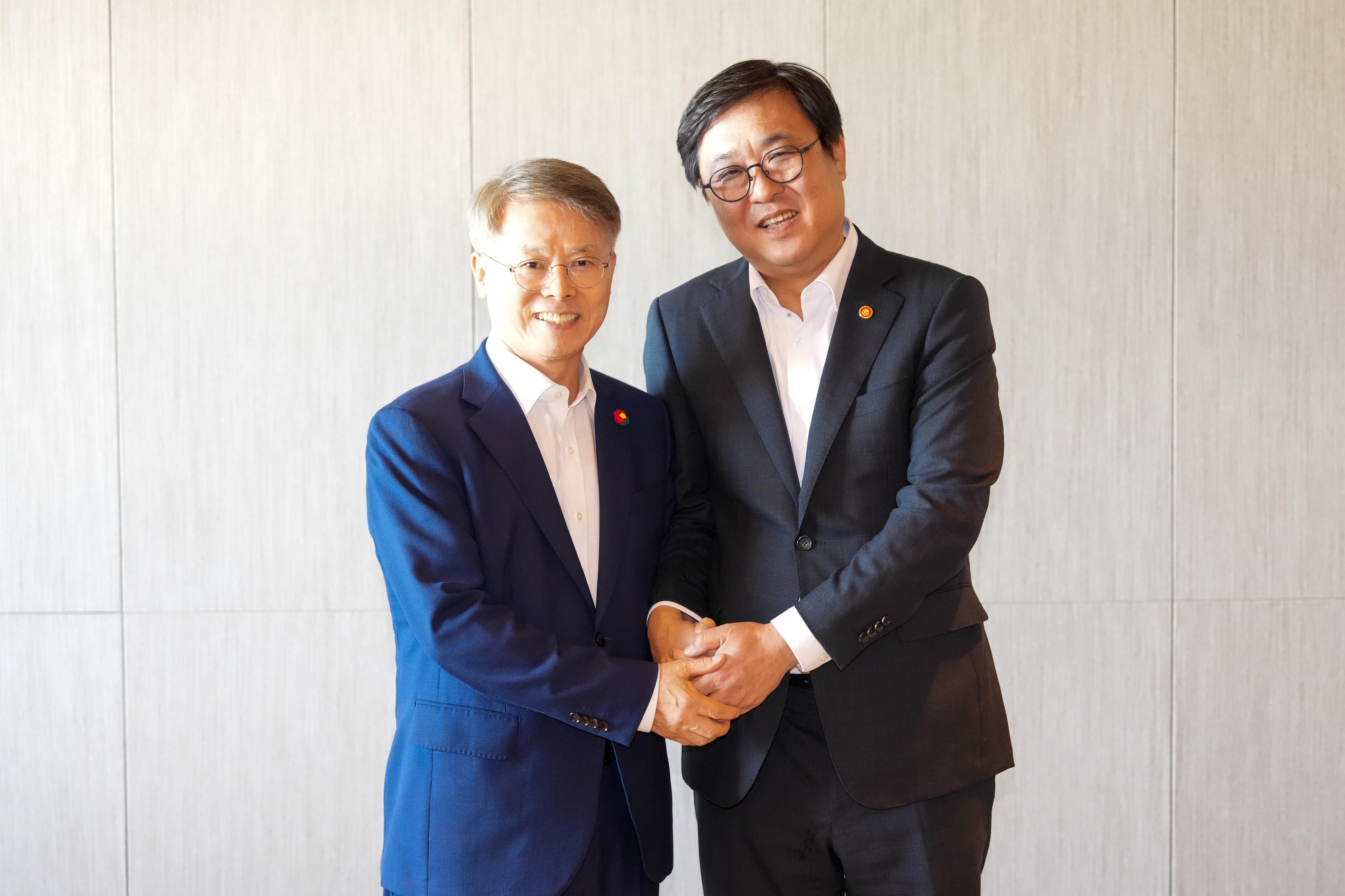 민형배 전남광주통합특별시장이 17일 여수 소노캄 사파이어 1홀에서 열린 ‘문화체육관광부-전남광주통합특별시 정책간담회’에서 최휘영 문화체육관광부장관과 함께 기념촬영을 하고 있다./전남광주통합특별시 제공