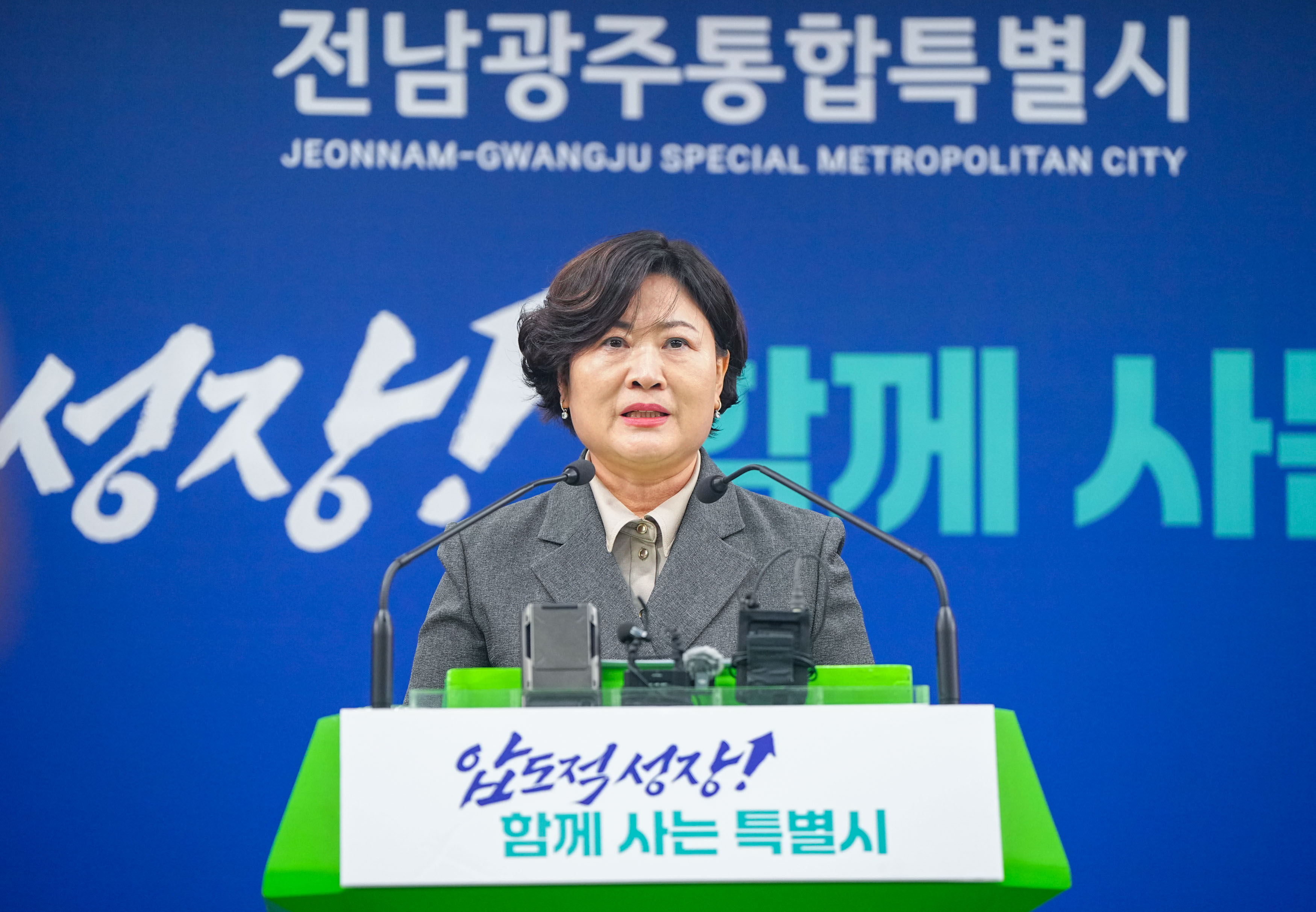 배미경 전남광주통합특별시 대변인이 21일 광주청사 브리핑실에서 ‘공공기관 통합 브리핑’을 하고 있다. /전남광주통합특별시 제공