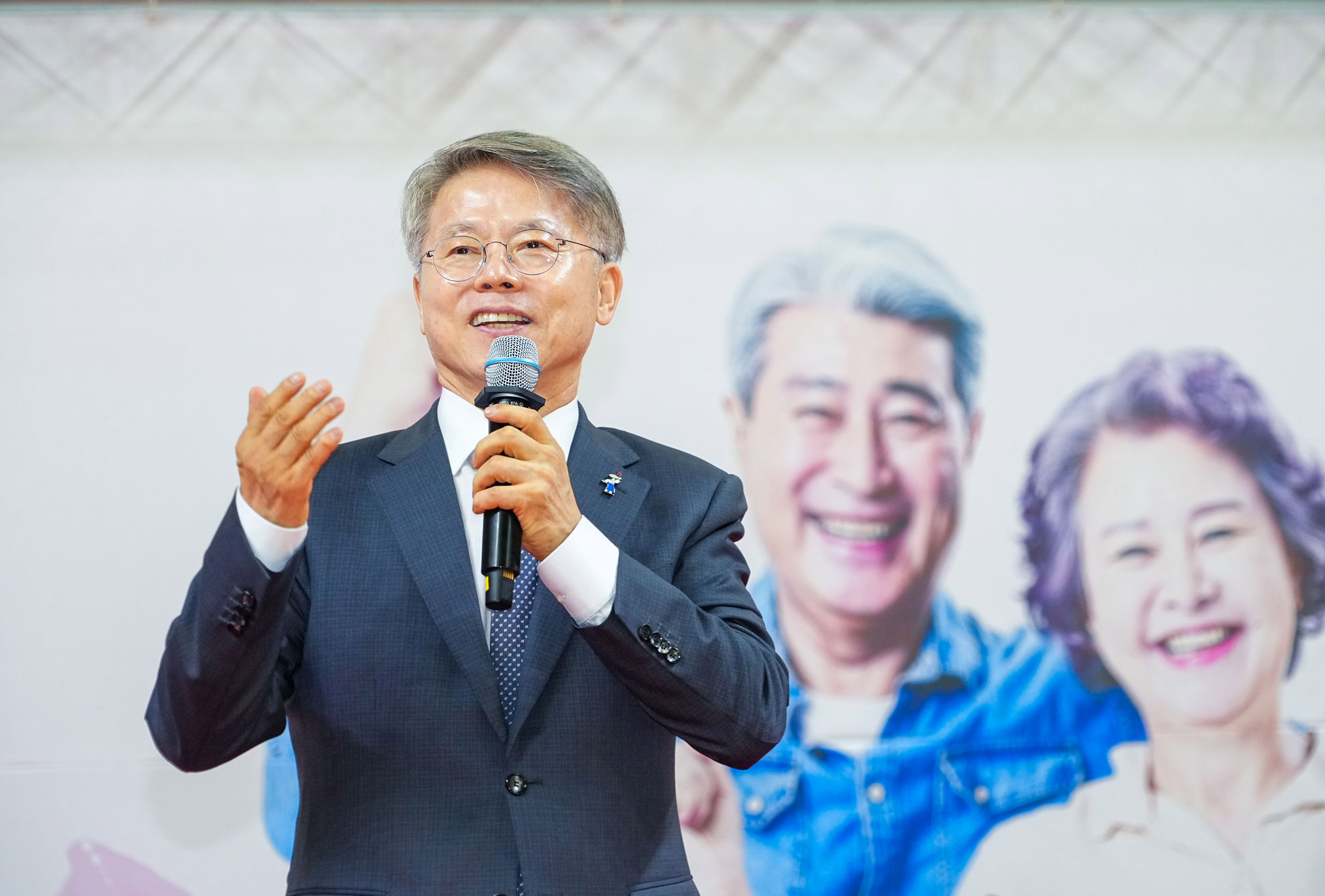 민형배 전남광주통합특별시장이 30일 빛고을체육관에서 열린 ‘제30회 노인의 날 기념식’에 참석해 어르신들과 인사를 나누고 있다./전남광주통합특별시 제공