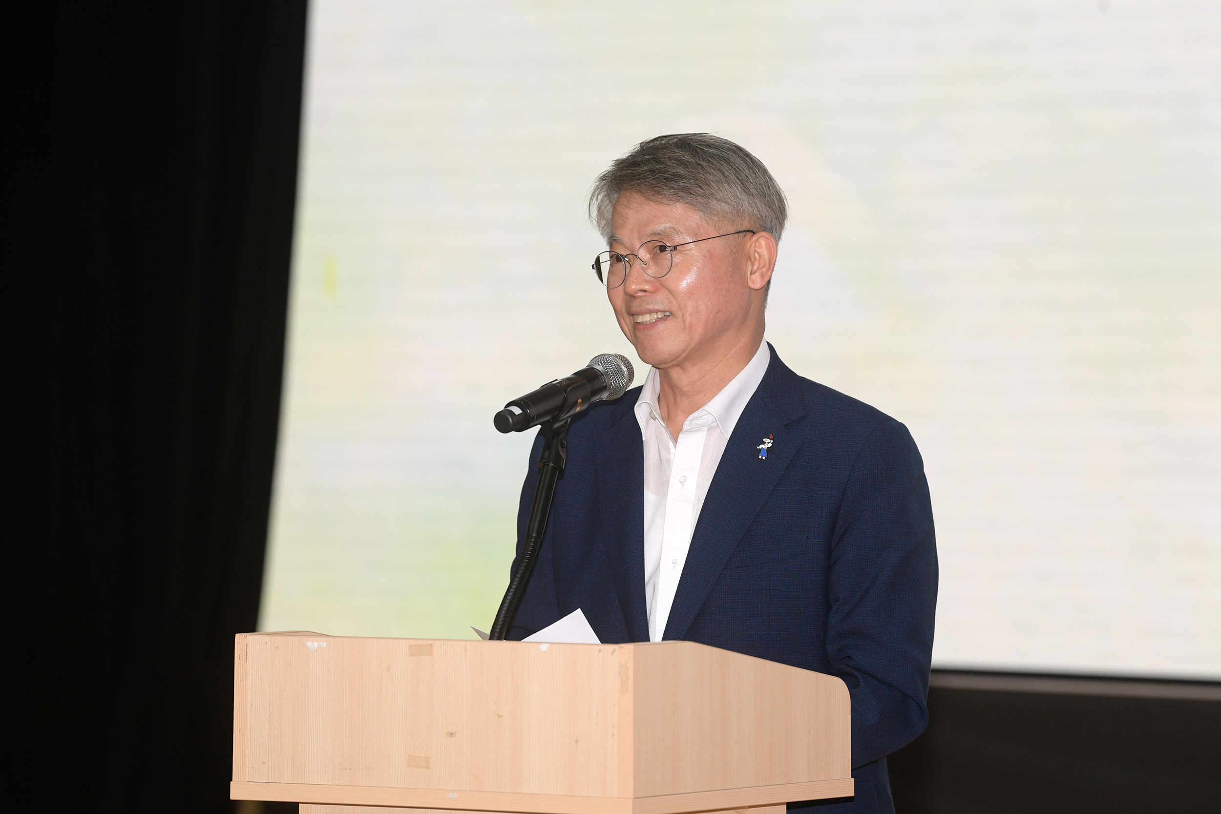 민형배 전남광주통합특별시장이 13일 오후 5시 전일빌딩245에서 열린 일본군‘위안부’ 피해자 기림의 날 기념행사에 참석해 기념사를 하고 있다./전남광주통합특별시 제공