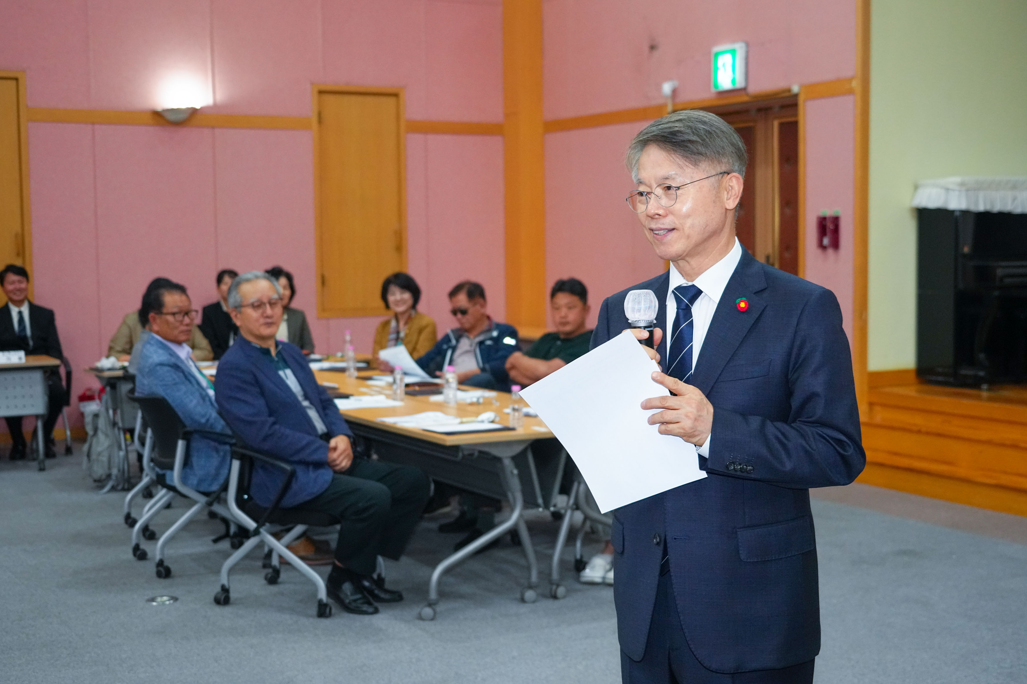민형배 전남광주통합특별시장이 22일 서구 일가정양립지원본부에서 열린 ‘2026년 공약평가 시민배심원단 1차 회의’에 참석해 인사말을 하고 있다./전남광주통합특별시 제공