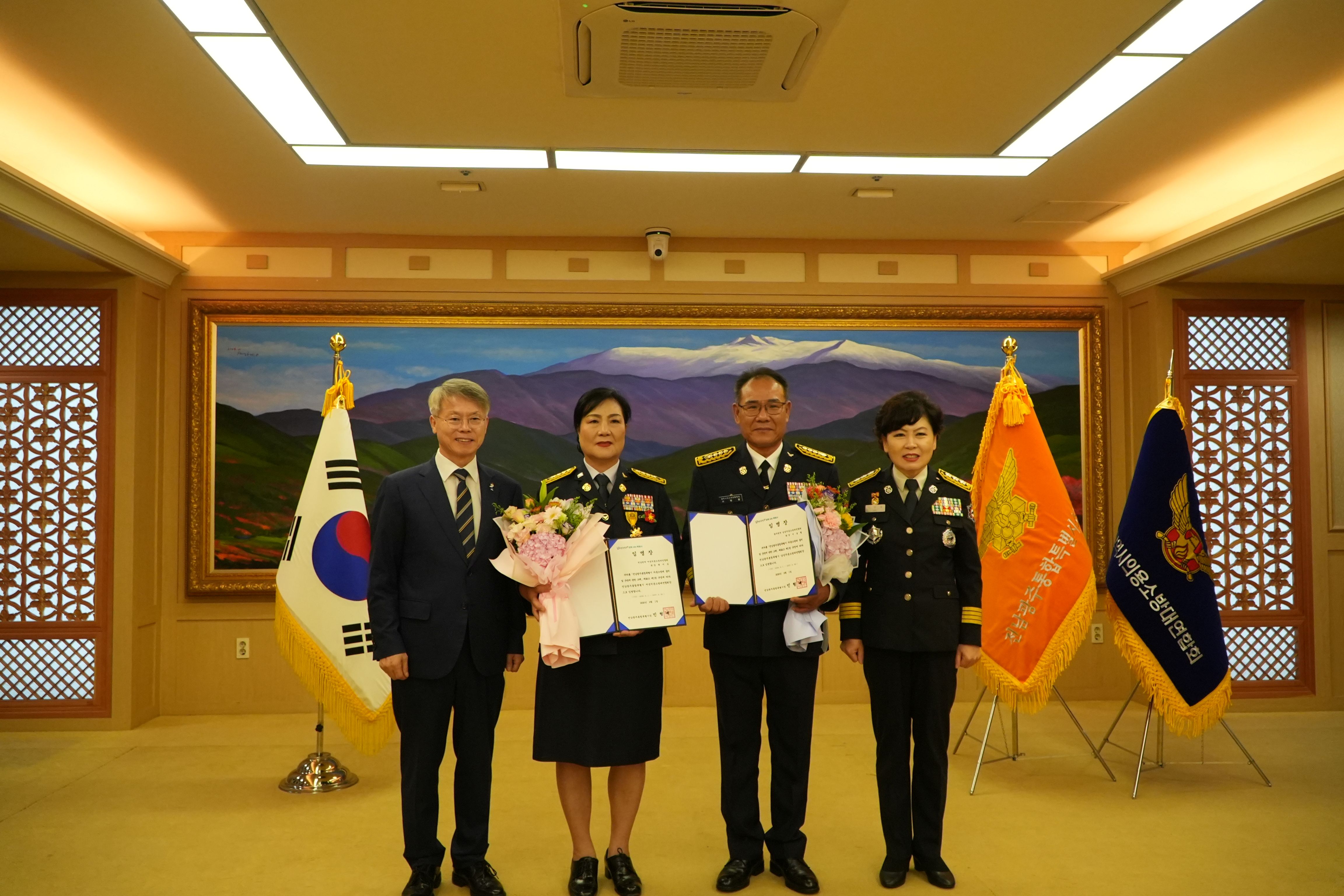 민형배 전남광주통합특별시장이 7일 광주청사 비즈니스룸에서 열린 통합특별시 의용소방대 연합회장 임명식에서 기념촬영을 하고 있다. /전남광주통합특별시 제공