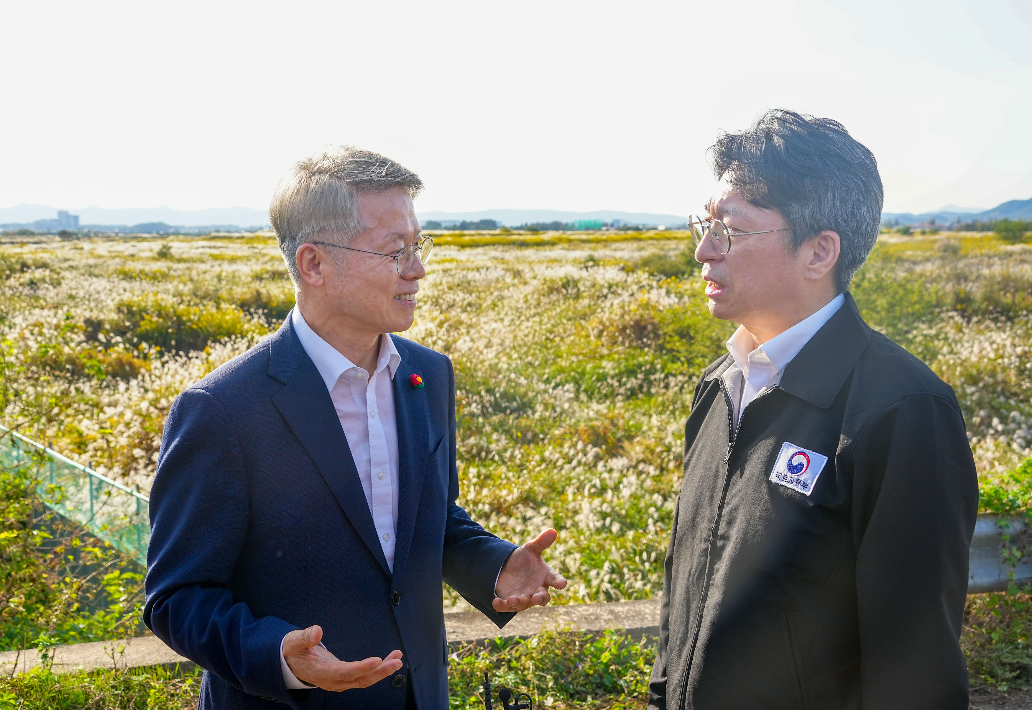 민형배 전남광주통합특별시장과 홍지선 국토교통부장관이 15일 오후 서구 군공항 탄약고 이전 예정지를 찾아 서남권 반도체 클러스터 부지를 점검하고 있다./전남광주통합특별시 제공