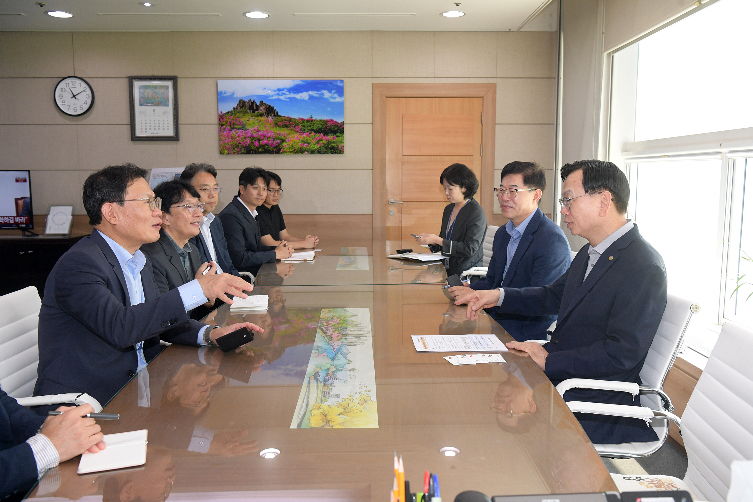 고광완 전남광주통합특별시 안전민생부시장이 24일 전남광주통합특별시 광주청사에서 염성진 SK하이닉스 사장과 호남권 반도체 클러스터의 성공적 추진을 위한 협력방안을 논의하고 있다. /전남광주통합특별시 제공