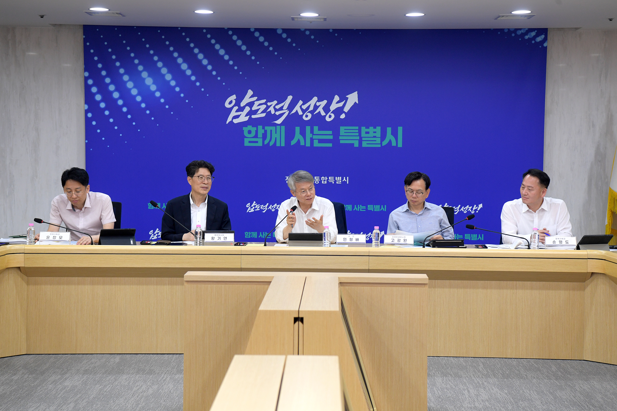 민형배 전남광주통합특별시장이 31일 오후 광주청사에서 반도체산업지원단과 농수산본부 업무공유회를 주재하고, 호남권 반도체 클러스터 조성과 고수온 위기경보 대응방안 등 현안을 집중 점검하고 있다./전남광주통합특별시 제공