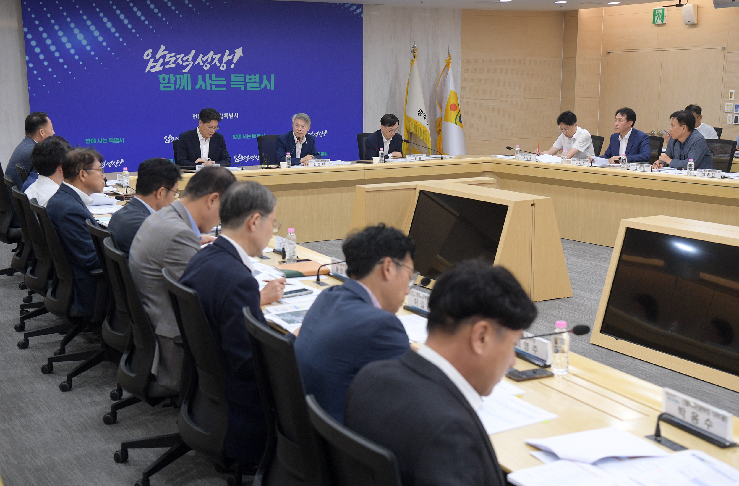민형배 전남광주통합특별시장이 29일 오후 광주청사 소회의실에서 열린 2027년도 국비확보 전략회의에 참석해 인사말을 한 후 국비 건의사업 추진상황을 점검하고 있다. /전남광주통합특별시 제공