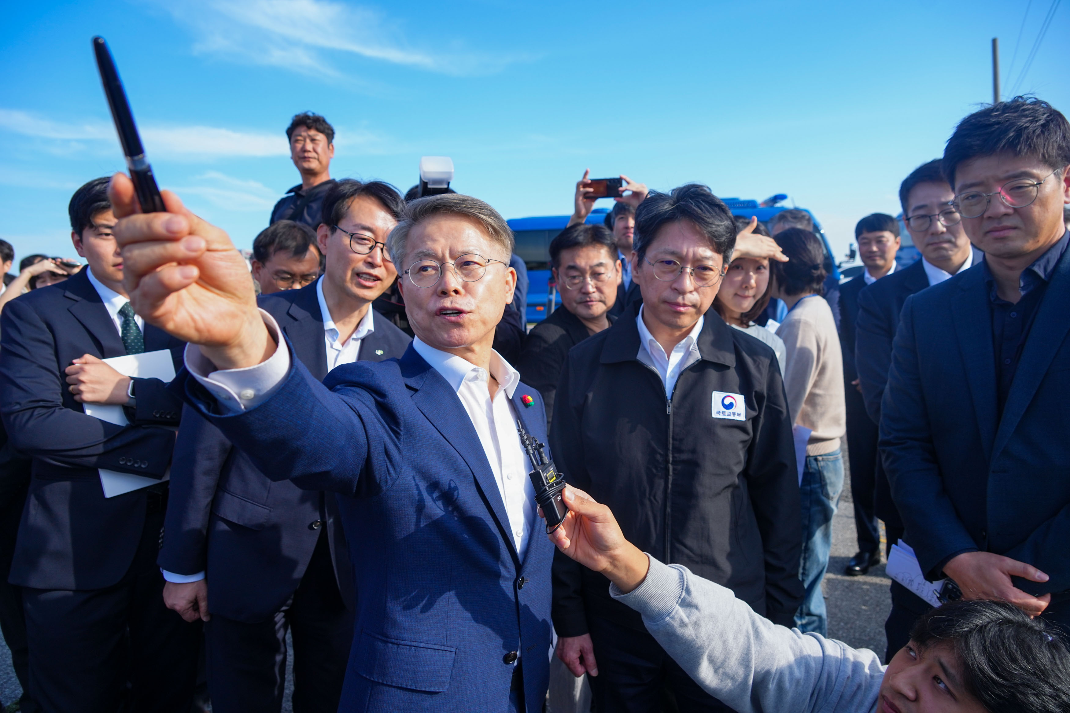 민형배 전남광주통합특별시장과 홍지선 국토교통부장관이 15일 오후 서구 군공항 탄약고 이전 예정지를 찾아 서남권 반도체 클러스터 부지를 점검하고 있다./전남광주통합특별시 제공