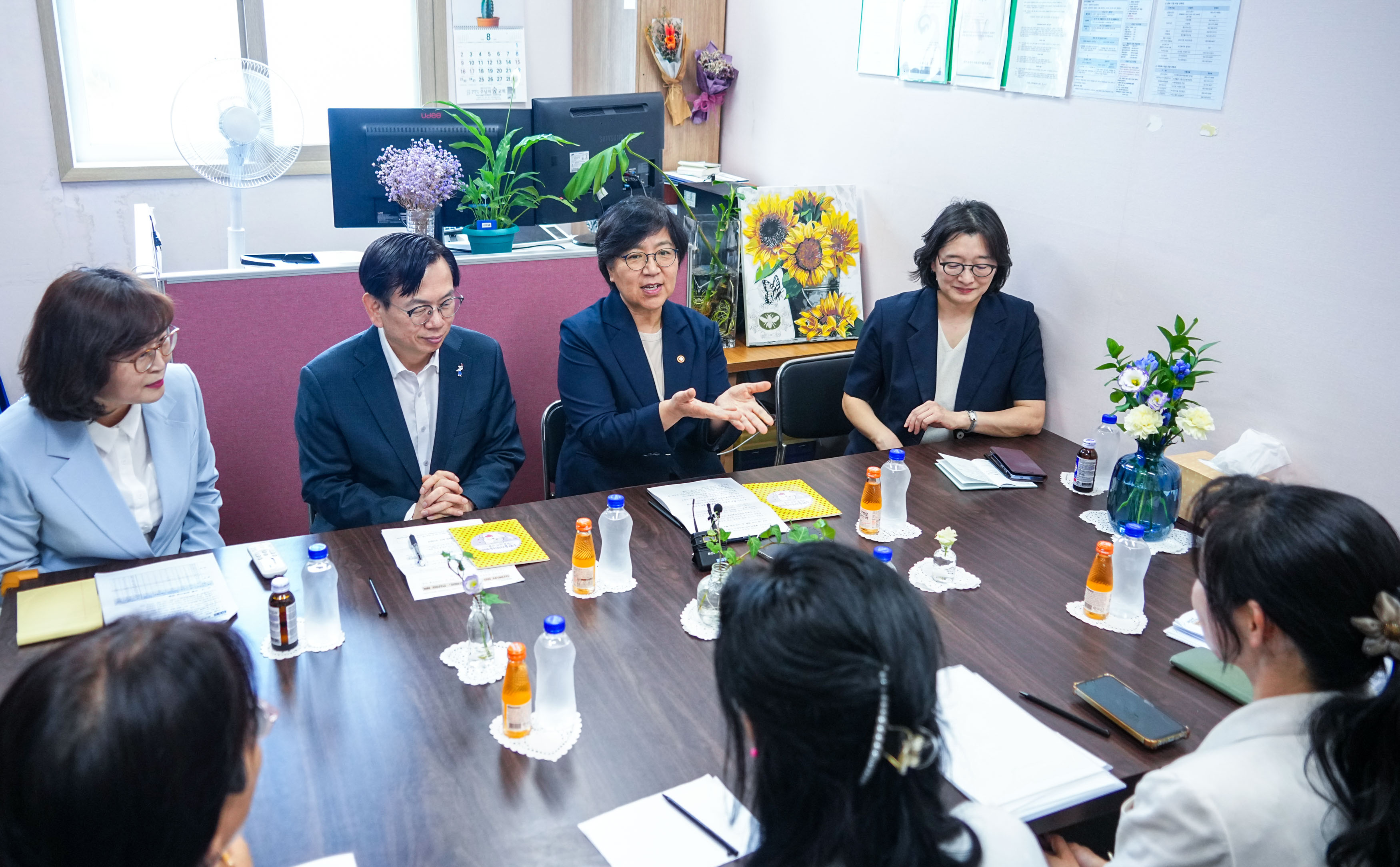 고광완 전남광주통합특별시 안전민생부시장이 10일 오전 광산구 수완숲지역아동센터를 방문해 정은경 보건복지부 장관과 ‘초등방학 틈새돌봄사업’ 운영현황을 점검하고 있다./전남광주통합특별시 제공