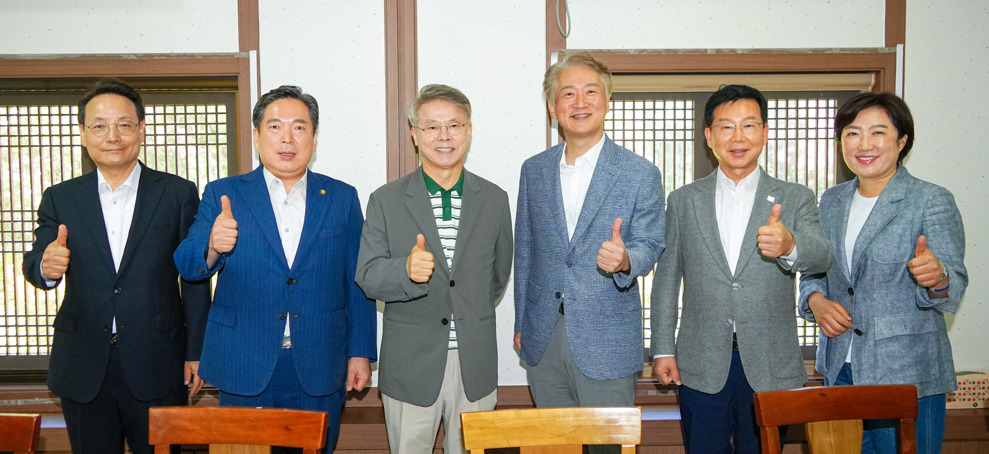 민형배 전남광주통합특별시장이 5일 오전 서구에서 5개 자치구청장과 오찬 간담회를 열고 자치구 재정 강화 등 지역 현안 및 협력 방안을 논의 했다. 왼쪽부터 임택 동구청장, 김병내 남구청장, 민형배 시장, 김이강 서구청장, 박병규 광산구청장, 신수정 북구청장./전남광주통합특별시 제공