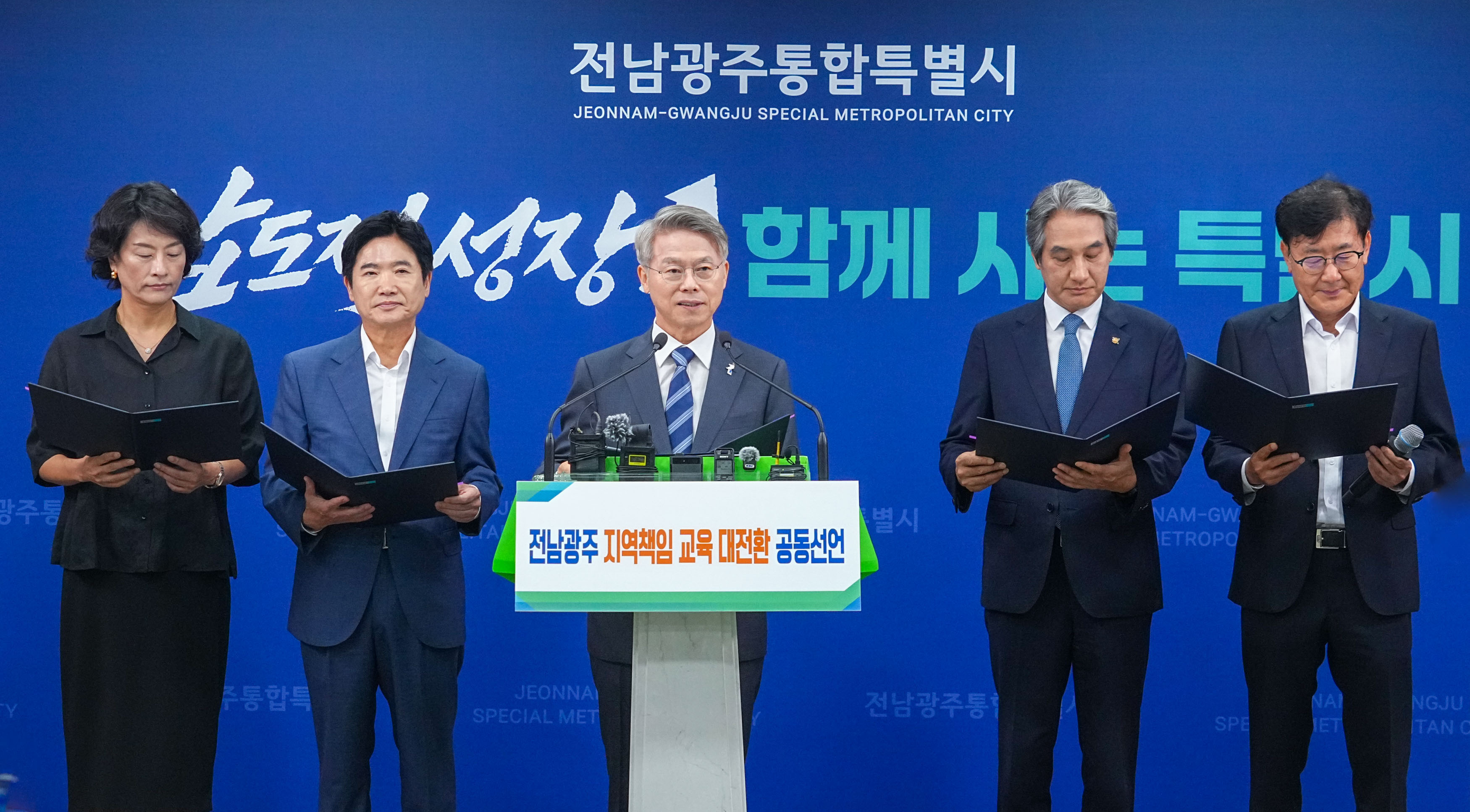민형배 전남광주통합특별시장이 19일 광주청사 브리핑실에서 김대중 교육감, 지역대학 총장 등과 ‘지역책임 교육혁신 공동선언’ 기자회견을 하고 있다. /전남광주통합특별시 제공