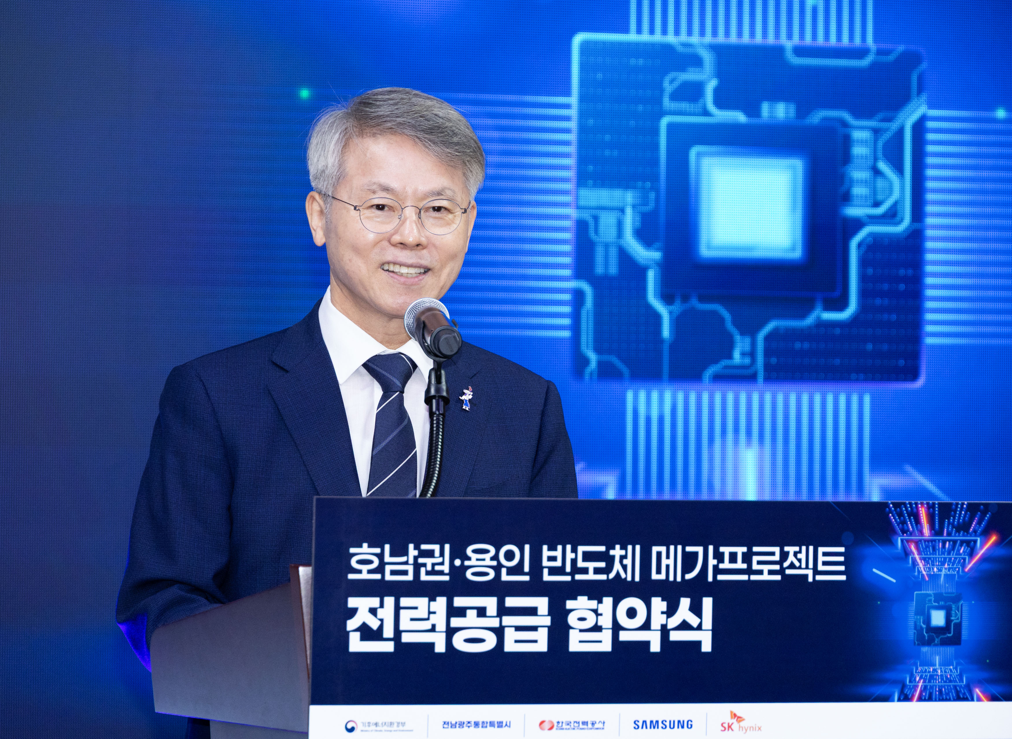 민형배 전남광주통합특별시장이 12일 오전 서울 중구 한국전력공사 경인건설본부에서 열린 '호남권·용인 반도체 메가프로젝트 전력공급 협약식'에 참석해 인사말을 하고 있다./전남광주통합특별시 제공